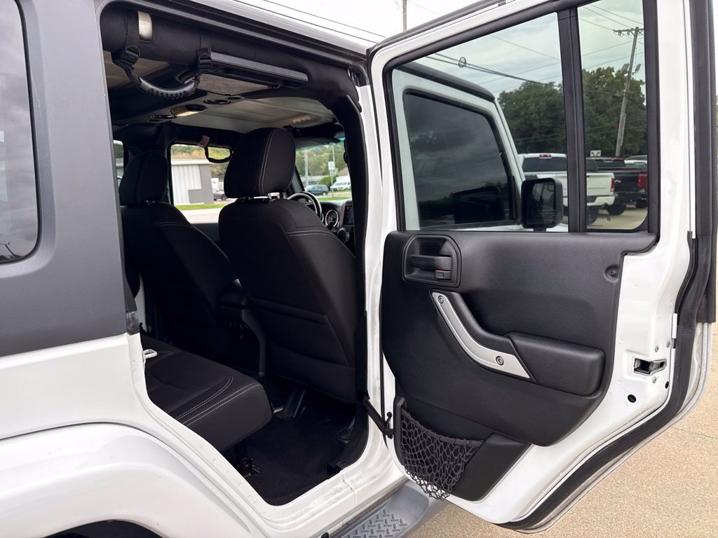 Used 2018 Jeep Wrangler Unlimited Sahara w/ Connectivity Group AWD/4WD image 49