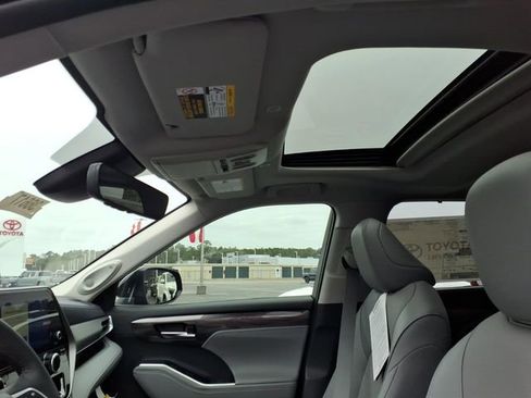 New 2026 Toyota Highlander Limited image 12