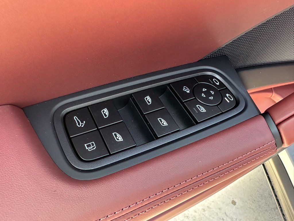 Certified 2025 Porsche Cayenne Turbo AWD/4WD image 15