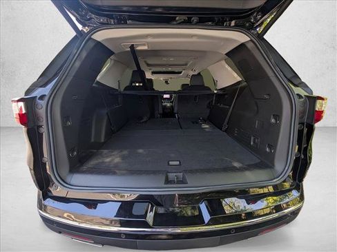 Used 2021 Chevrolet Traverse Premier w/ LPO, Cargo Package FWD image 19