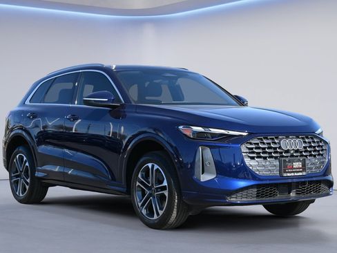 Used 2025 Audi Q5 Premium w/ Convenience Package image 1