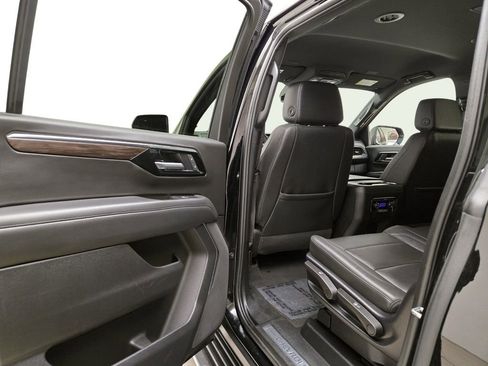 Used 2025 Chevrolet Suburban LT image 18