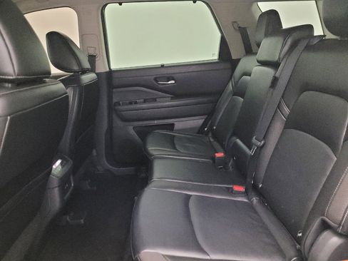 Used 2023 Nissan Pathfinder SL FWD image 18