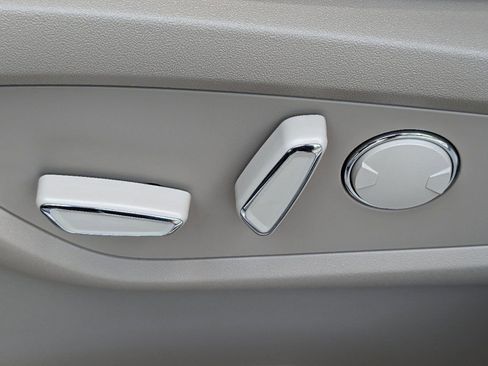 Certified 2023 Lincoln Nautilus Reserve w/ Equipment Group 202A image 21