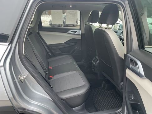 Certified 2025 Volkswagen Taos SE w/ Panoramic Sunroof Package image 10