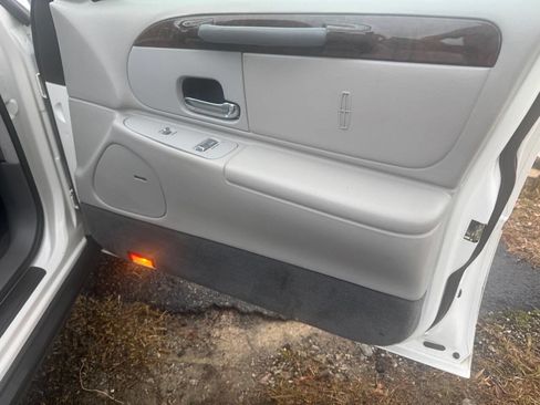 Used 1998 Lincoln Town Car Executive image 13
