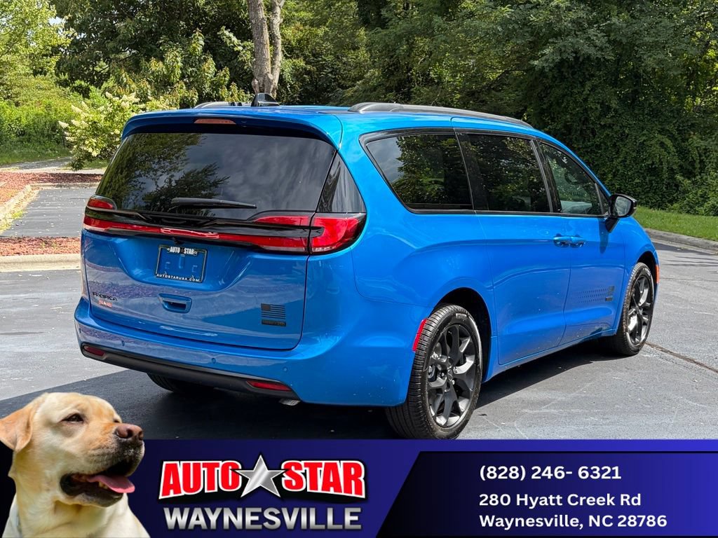 New 2027 Chrysler Pacifica Select AWD/4WD image 3