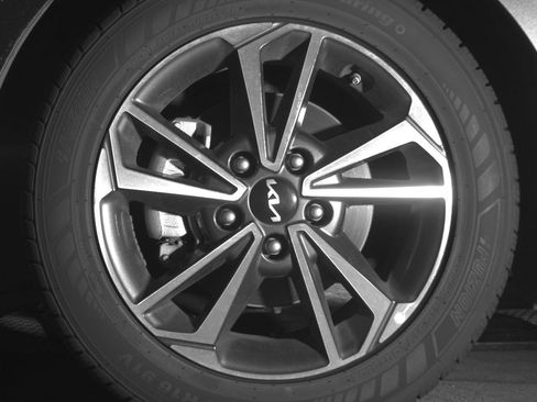 Used 2024 Kia Forte LXS FWD image 17