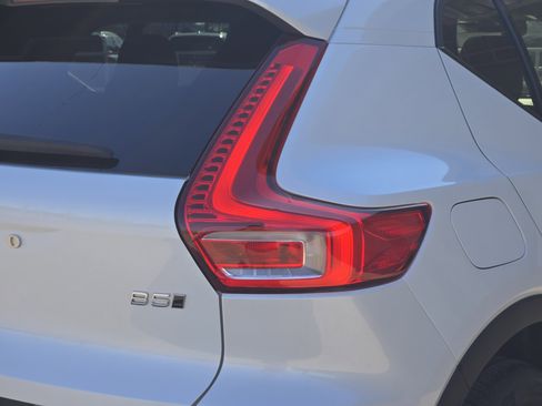 Used 2024 Volvo XC40 B5 Core image 15
