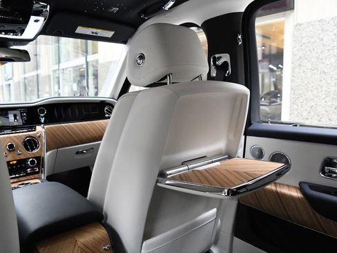 Used 2025 Rolls-Royce Cullinan image 12