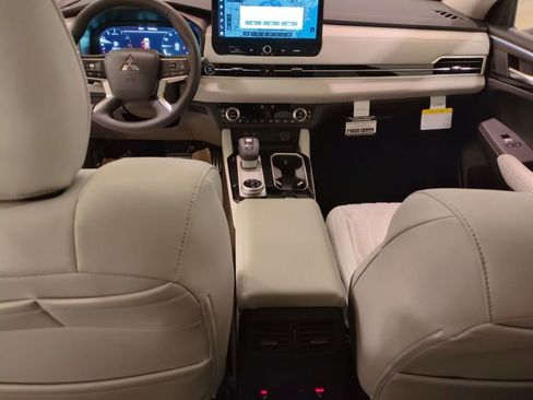 New 2025 Mitsubishi Outlander SEL image 16