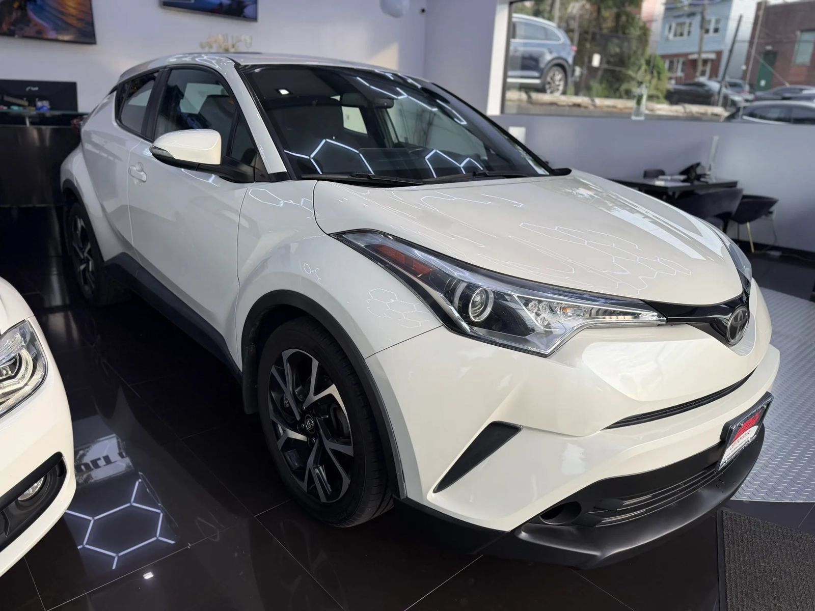 Used 2018 Toyota C-HR XLE FWD image 2