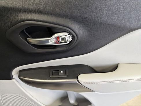 Used 2019 Jeep Cherokee Limited image 52