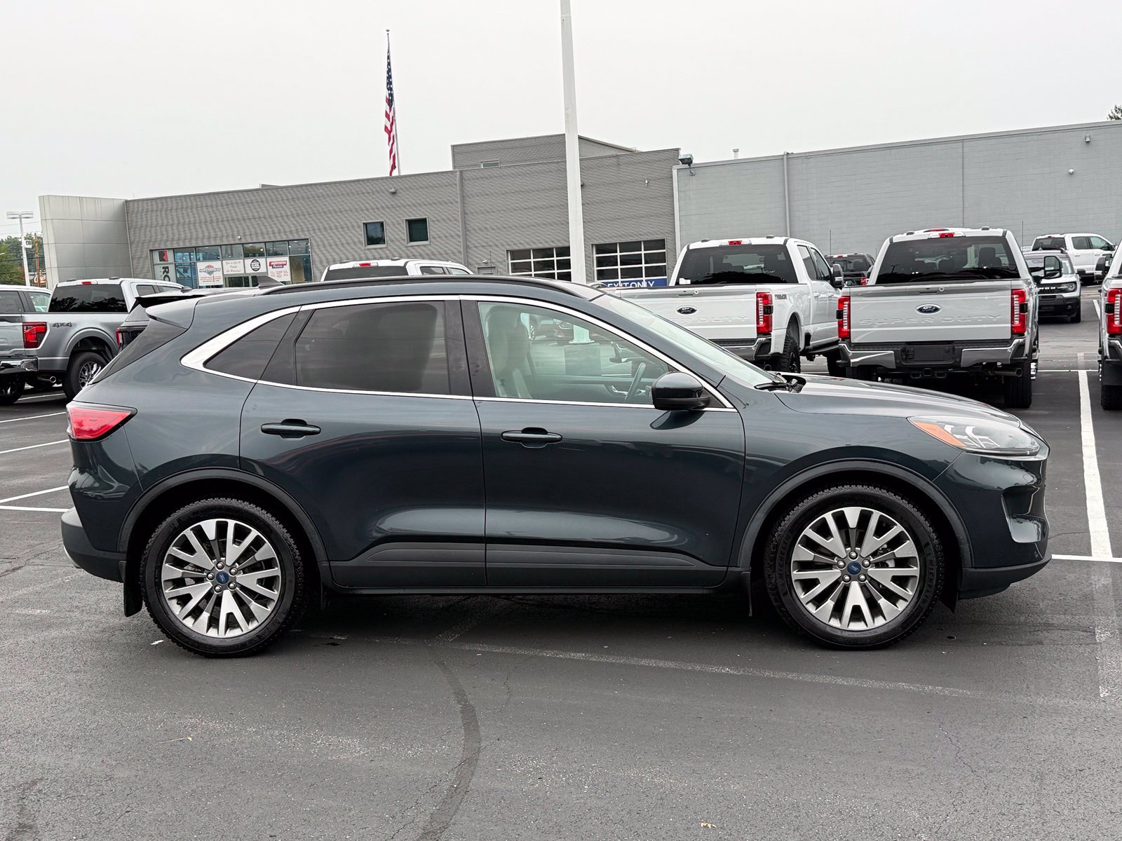 Used 2022 Ford Escape Titanium FWD image 3