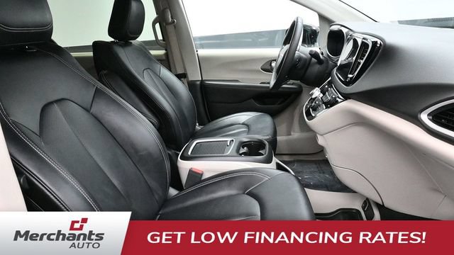 Used 2024 Chrysler Pacifica Touring-L FWD image 11