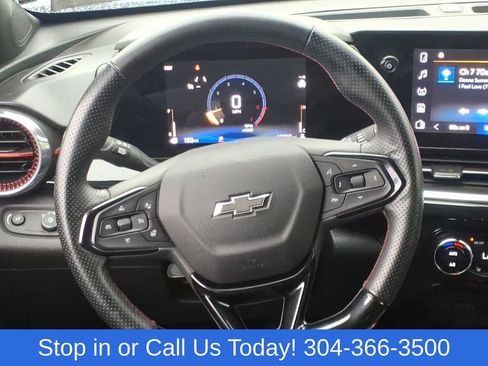 Used 2025 Chevrolet Trax RS FWD image 17