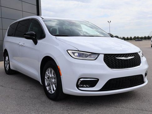 New 2026 Chrysler Pacifica Select FWD image 6