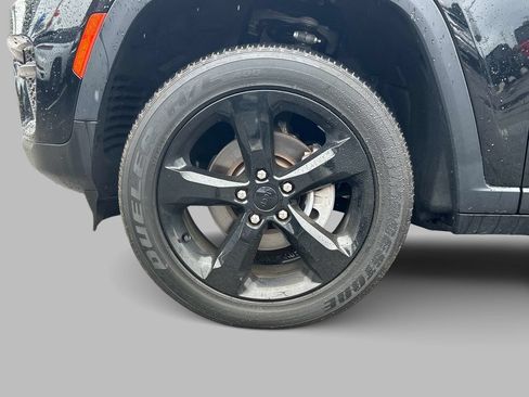 Used 2023 Jeep Grand Cherokee Altitude AWD/4WD image 9