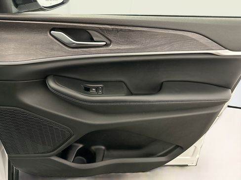 Used 2023 Jeep Grand Cherokee Limited image 34