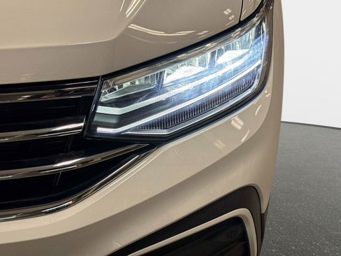 Certified 2024 Volkswagen Tiguan SE image 10