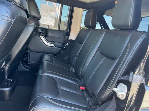 Used 2015 Jeep Wrangler Unlimited Sahara w/ Connectivity Group AWD/4WD image 23