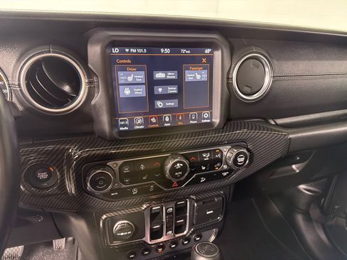 Used 2020 Jeep Wrangler Unlimited Sahara AWD/4WD image 16