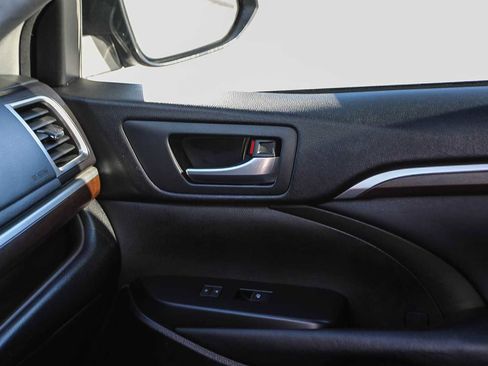 Used 2016 Toyota Highlander Limited image 22
