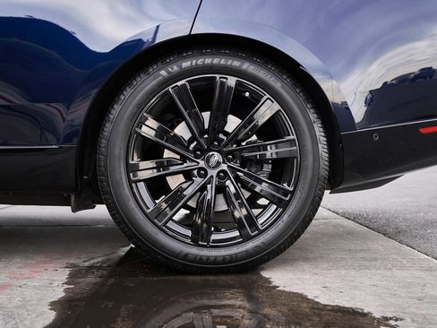 Used 2023 Land Rover Range Rover Long Wheelbase SE image 18