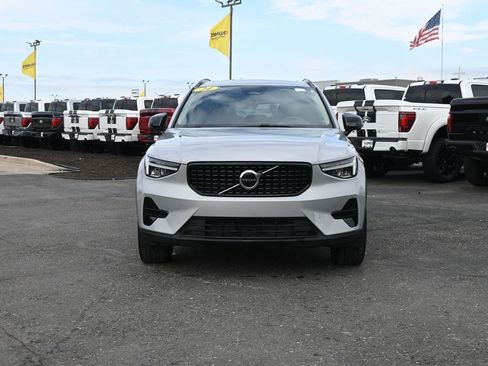 Used 2024 Volvo XC40 B5 Core image 3