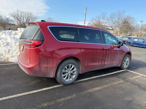 Used 2026 Chrysler Pacifica Select image 3