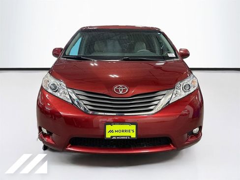 Used 2014 Toyota Sienna XLE w/ Entertainment Package image 2