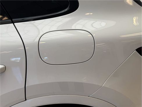 Used 2022 Porsche Cayenne E-Hybrid w/ Premium Plus Package image 38