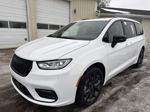 New 2026 Chrysler Pacifica Limited image 12