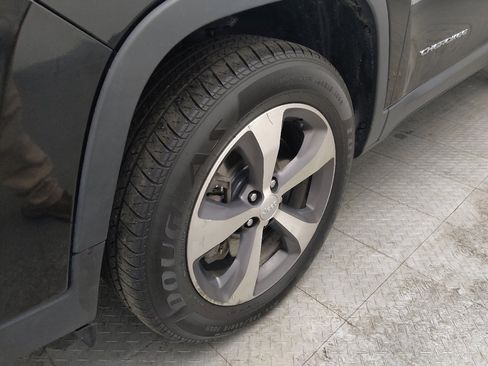 Used 2020 Jeep Cherokee Limited image 31