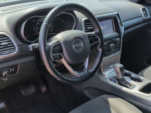 Used 2019 Jeep Grand Cherokee Laredo AWD/4WD image 10