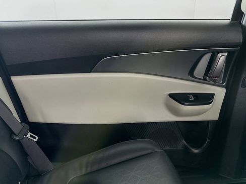 Used 2024 Kia Carnival LX image 26
