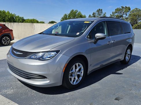 Used 2018 Chrysler Pacifica Touring w/ Tire & Wheel Group image 5