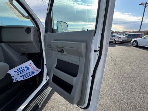 Used 2009 Ford E-350 and Econoline 350 Super Duty Wagon image 39