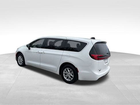 Used 2026 Chrysler Pacifica Select FWD image 4