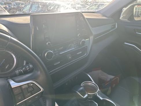 Used 2022 Toyota Highlander XLE image 9