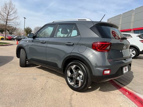 Used 2025 Hyundai Venue SEL image 8