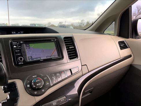 Used 2014 Toyota Sienna LE image 34