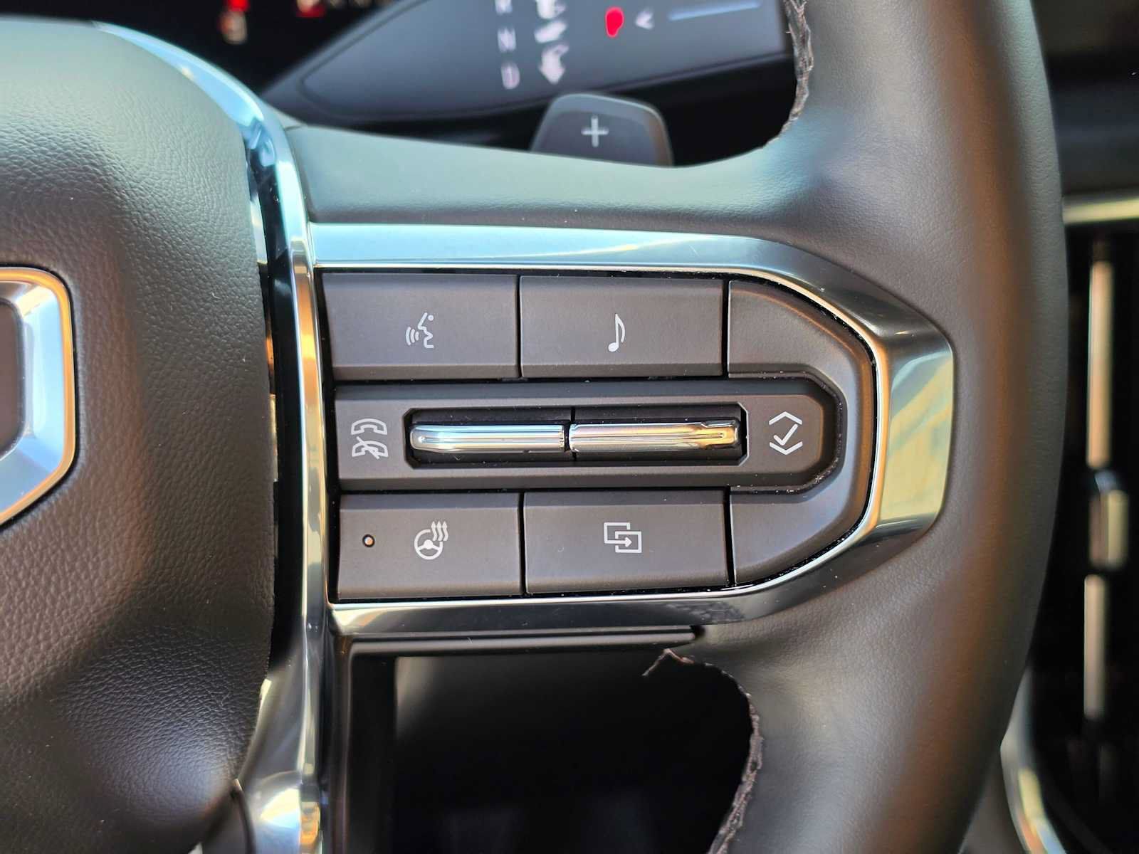 Used 2025 GMC Yukon XL Denali AWD/4WD image 32