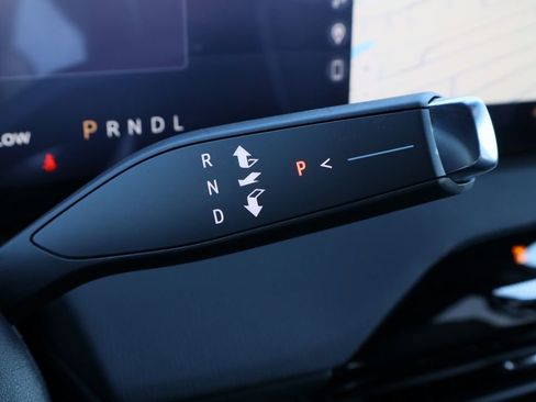 Used 2025 Buick Enclave Preferred w/ Power Package image 18