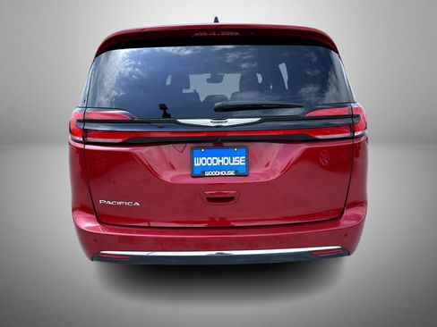 Used 2025 Chrysler Pacifica Select FWD image 6