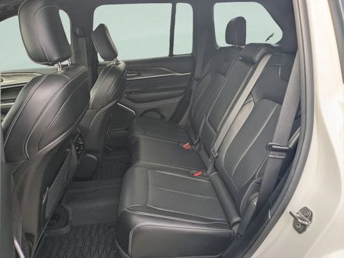 Used 2023 Jeep Grand Cherokee Overland AWD/4WD image 10