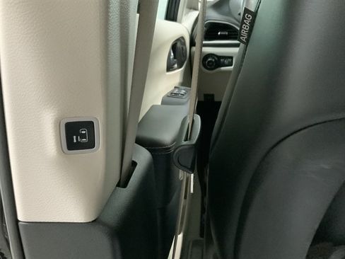 Used 2024 Chrysler Pacifica Touring-L FWD image 18