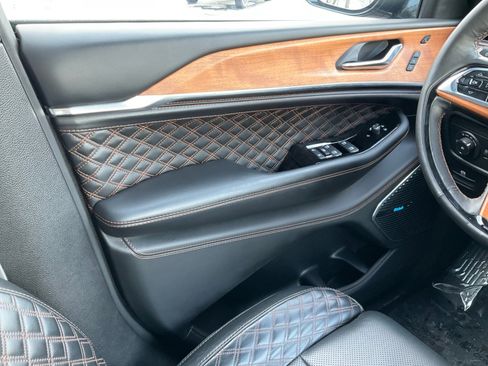 Used 2024 Jeep Grand Cherokee Summit image 17