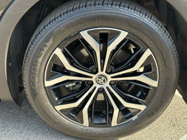 Certified 2024 Toyota Crown AWD/4WD image 33