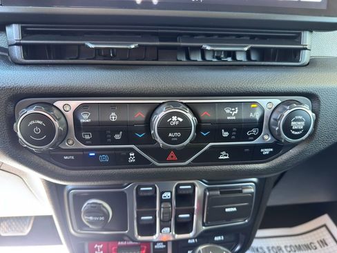 Used 2024 Jeep Wrangler Unlimited AWD/4WD image 24